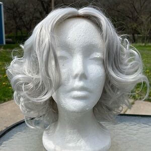NWT light gray silver wig big curls center part wavy sides Monroe style 11” L